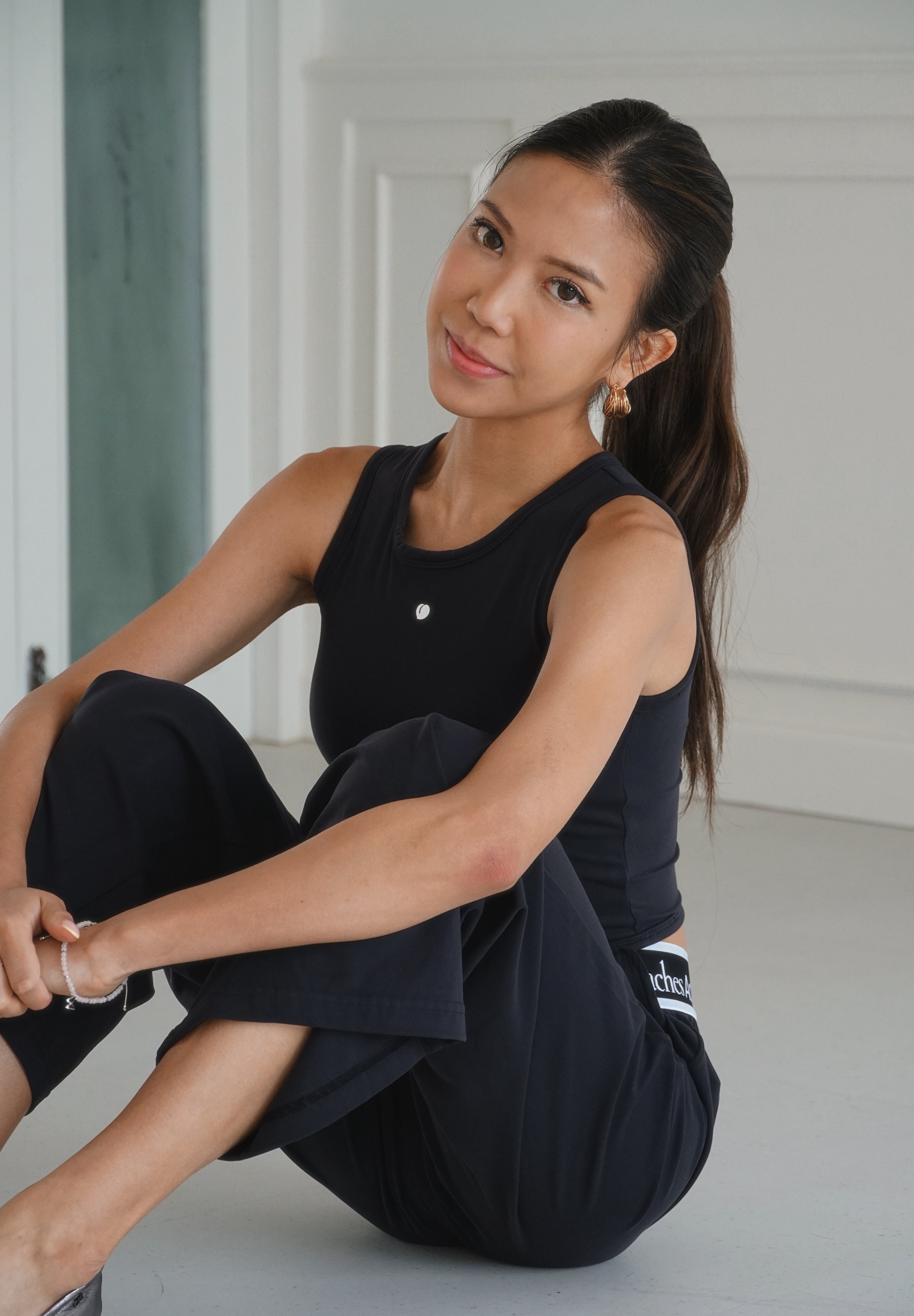 Flyaway UltraSculpt Cropped Top with Built-In Bra – Black Edition